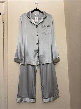 SWOMOG NWT Women’s Chic Satin Notch-Collar Pajama Set in Silver Size M